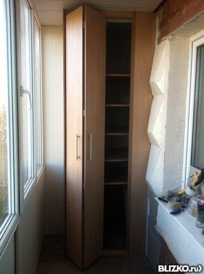 Шкаф на балкон встроенный на заказ от компании симметрия куп.