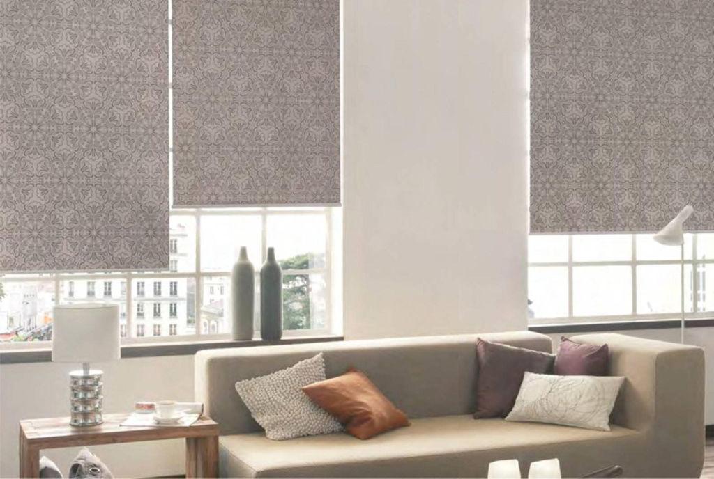 тканевые жалюзи на кухню. ткань калипсо рулонные шторы. эркерные окна в интерьере. амиго ткань рулонная калипсо. кухня с большими окнами.