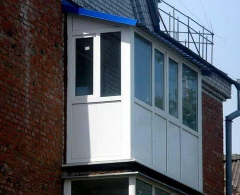 Остекление балкона с устройством крыши
